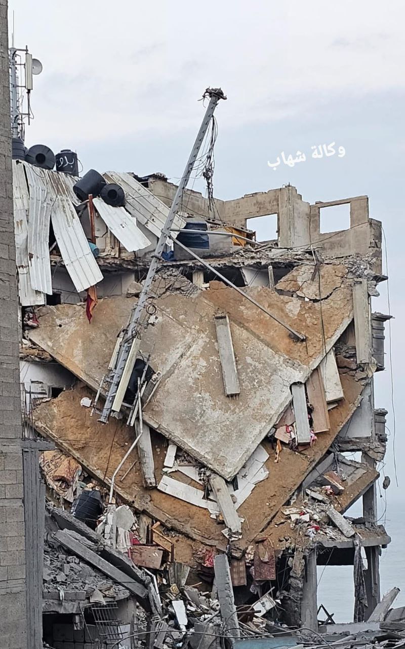 صورة لعمارة كحيل التي قصفتها طائرات الاحتلال في مخيم الشاطئ غرب غزة ليلا